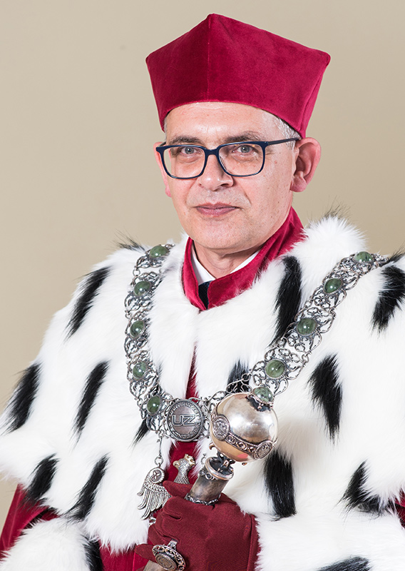 Zdjęcie JM Rektora UZ, prof. Wojciecha Strzyżewskiego, w reprezentacyjnym  stroju z insygniami rektorskimi