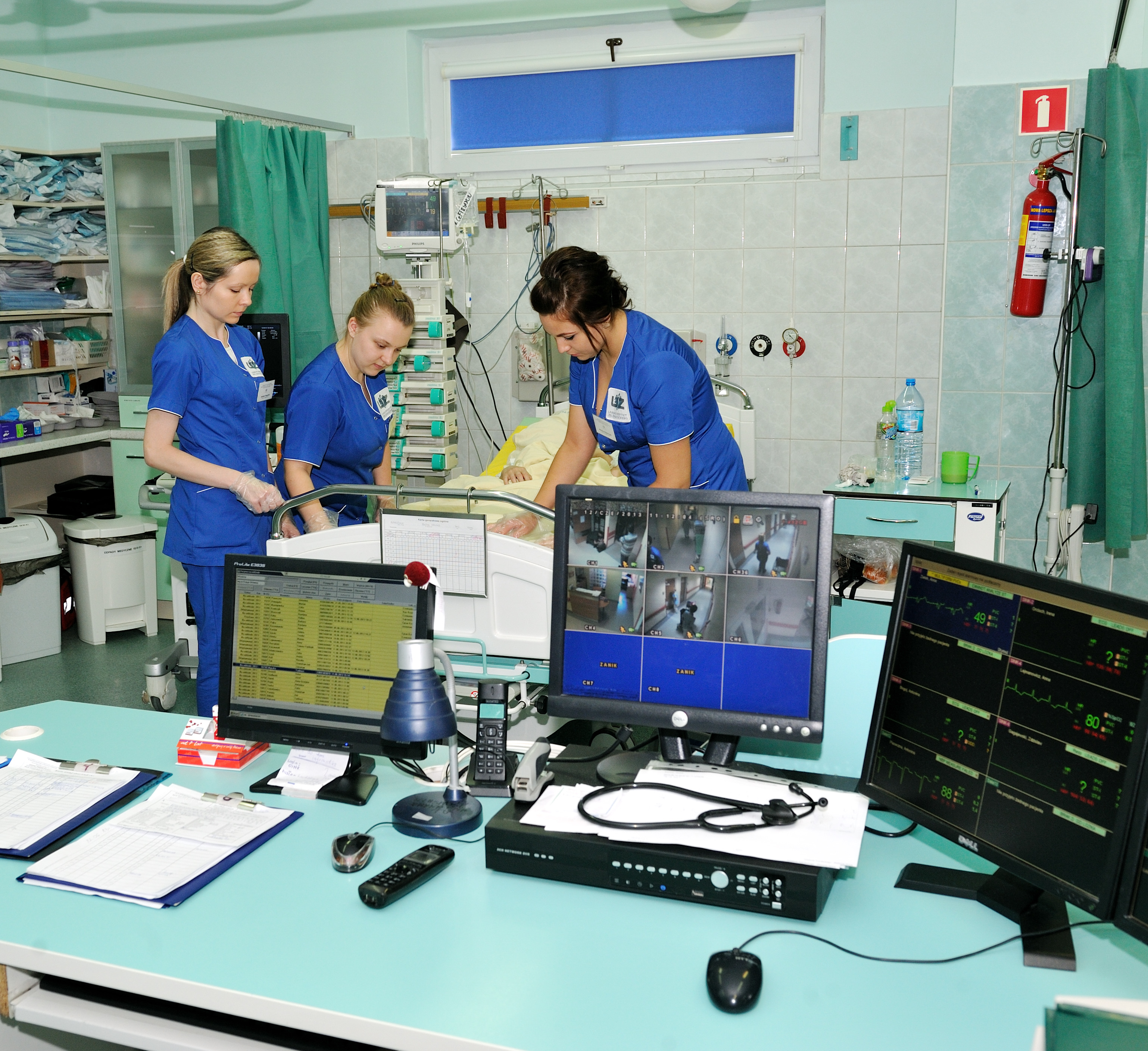 pielęgniarki podczas dyżuru na kardiologii.jpg
