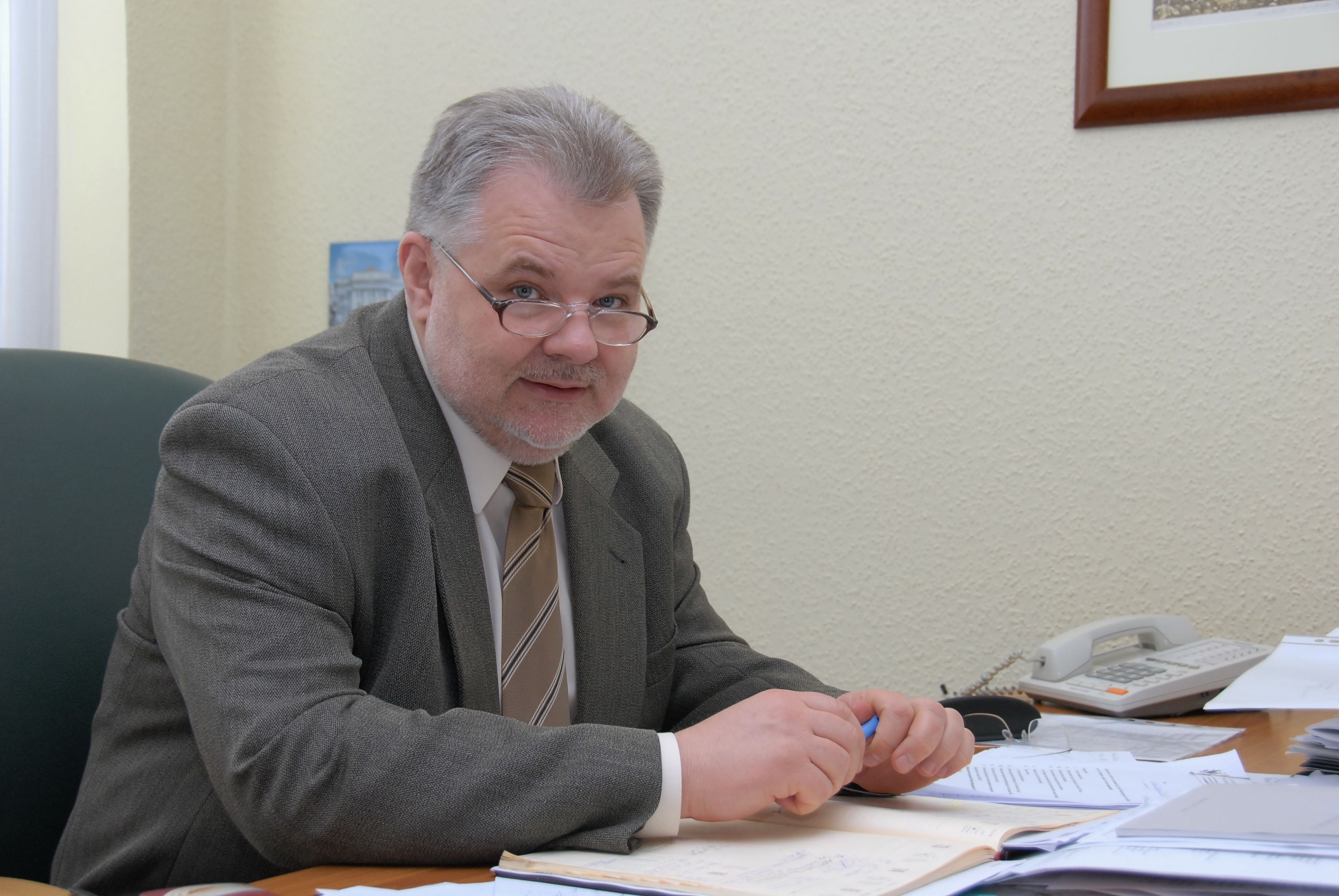 Prof. Z. Izdebski przy biurku.jpg
