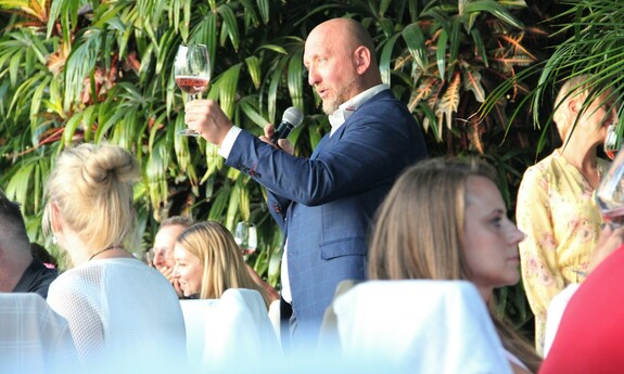 Państwo Pacholakowie (Winnica Cantina) prowadzą komentowaną degustację win; fot. J. Czarnecka