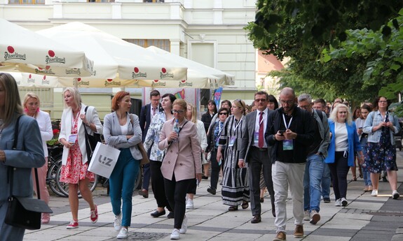 Uczestnicy konferencji na spacerze z przewodnikiem po Zielonej Górze; fot. J. Czarnecka