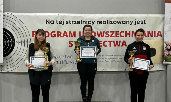 Dekoracja 1. miejsce Klaudia Breś (ZAWISZA Bydgoszcz), 2. Maja Jarosińska - studentka UZ, 3. Agnieszka Korejwo (FLOTA Gdynia)