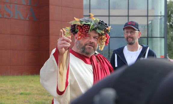 Bachus – bóg wina wita gości pod Palmiarnią Zielonogórską; fot. J. Czarnecka