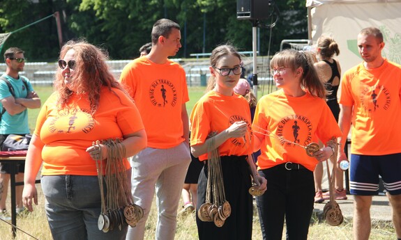 Studentki-wolontariuszki czekają z medalami przy mecie, fot. J. Czarnecka