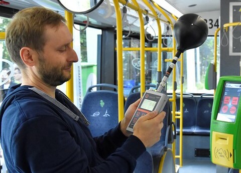 Badania pola elektromagnetycznego w miejskich autobusach elektrycznych wykonywane przez doktorantów Europejskiej Szkoły Doktorskiej