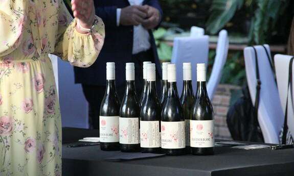 Państwo Pacholakowie (Winnica Cantina) prowadzą komentowaną degustację win; fot. J. Czarnecka