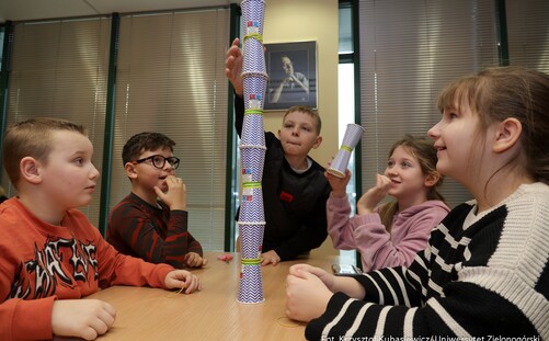 Kosmiczne warsztaty i lekcja historii. Uczniowie z wizytą na UZ