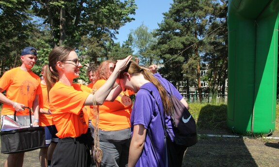 Studentki-wolontariuszki wręczają medale zawodnikom, fot. J. Czarnecka