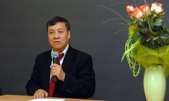 Tytuł profesora dla dra hab. Van Cao Longa z Instytutu Fizyki UZ