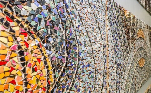 Płynące słońca na ścianie UZ