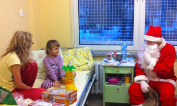 Studencki Mikołaj rozdaje prezenty w szpitalu