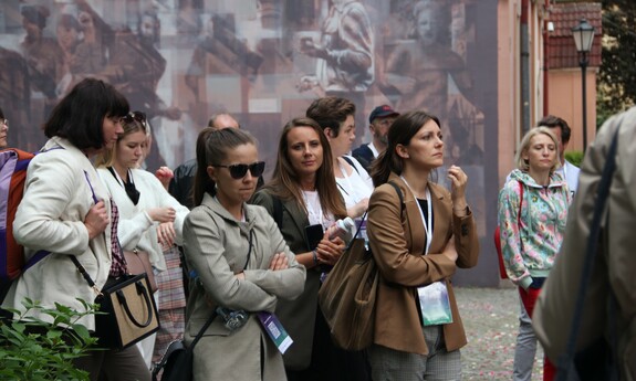 Uczestnicy konferencji na spacerze z przewodnikiem po Zielonej Górze; fot. J. Czarnecka