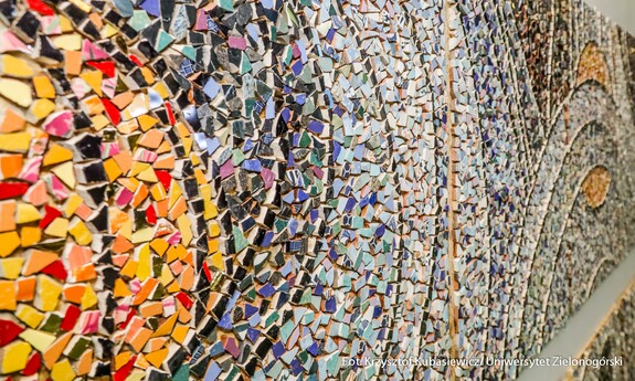 Płynące słońca na ścianie UZ