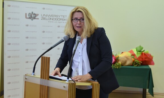 Dr hab. inż. Beata Nowogońska, prof. UZ wygłasza laudację na cześć Jubilata; fot. K. Adamczewski 