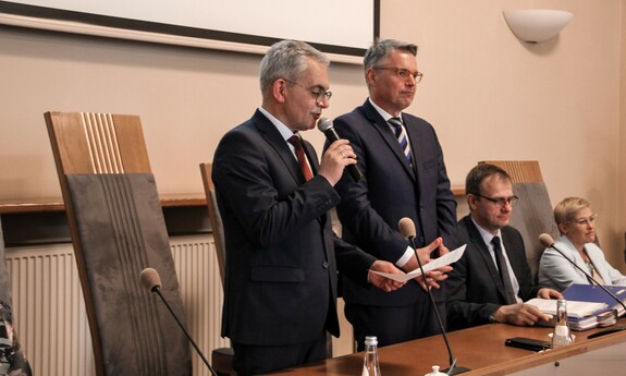 Przemawia Rektor Uniwersytetu Zielonogórskiego - prof. dr hab. Wojciech Strzyżewski, obok stoi Prezydent Miasta Zielona Góra - Janusz Kubicki; fot. J. Czarnecka