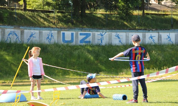 Dzieci bawią się w specjalnej strefie zabaw, fot. J. Czarnecka