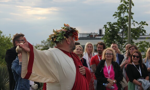Bachus – bóg wina wita gości pod Palmiarnią Zielonogórską; fot. J. Czarnecka
