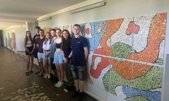 Studenci 2. roku architektury wykonali modułową mozaikę oraz mural