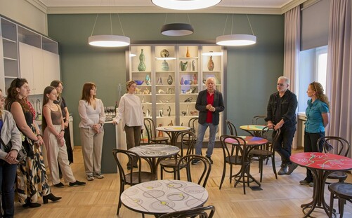 Grafiki Koła Projektowego UZ na stolikach w nowej kawiarence Muzeum Ziemi Lubuskiej