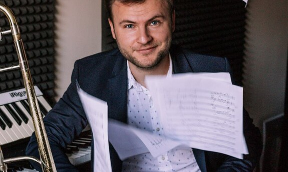 Bartosz Pernal podczas komponowania nowej melodii. Fot. archiwum prywatne muzyka
