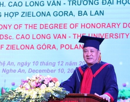 Prof. Cao Long Van z Wydziału Fizyki i Astronomii UZ doktorem honoris causa Uniwersytetu w Vinh
