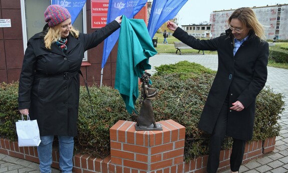 Bachantka Uniwerka już u siebie. Czeka u progu budynku A-16