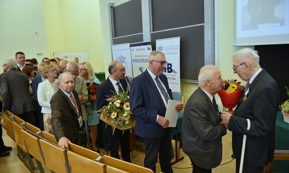 Goście składają życzenia prof. dr. hab. inż. Tadeuszowi Bilińskiemu; fot. K. Adamczewski 