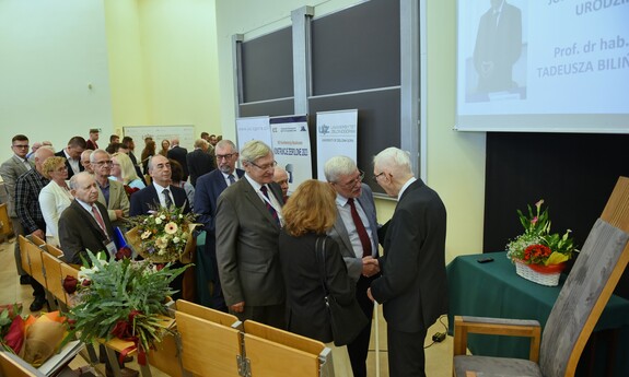 Goście składają życzenia prof. dr. hab. inż. Tadeuszowi Bilińskiemu; fot. K. Adamczewski 