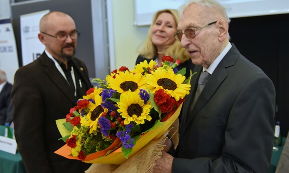 Prof. dr hab. inż. Tadeusz Biliński z bukietem kwiatów; fot. K. Adamczewski 