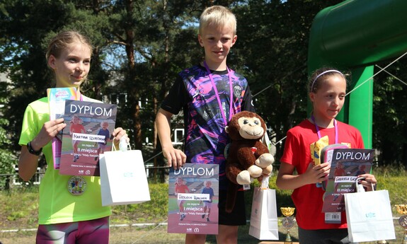 Zwycięzcy biegu dla dzieci - kategoria Rocznik 2012-2013: Martyna Szurowska, Wojciech Warchoł i Gabriela Gajdzis, fot. J. Czarnecka