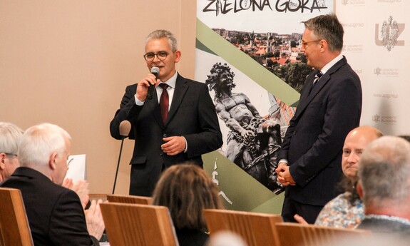 Przemawia Rektor Uniwersytetu Zielonogórskiego - prof. dr hab. Wojciech Strzyżewski, obok stoi Prezydent Miasta Zielona Góra - Janusz Kubicki; fot. J. Czarnecka