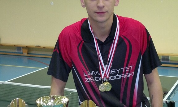 Oskar Sroczyński z KU ASZ UZ trzykrotnym złotym medalistą w tenisie stołowym