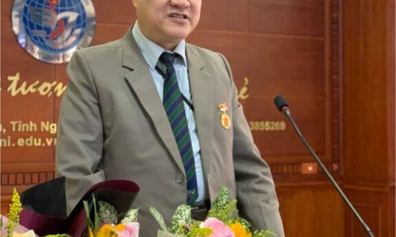 Prof. Van Cao Long z Wydziału Fizyki i Astronomii UZ otrzymał medal za wkład w rozwój nauki i technologii w Wietnamie