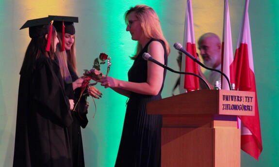 Dr n. med. Julia Sobol otrzymuje nagrodę od studentów; fot. J. Czarnecka 