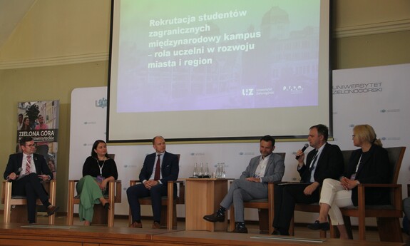 Panel dyskusyjny pt. Międzynarodowy kampus – rola uczelni w rozwoju miasta i regionu; fot. J. Czarnecka