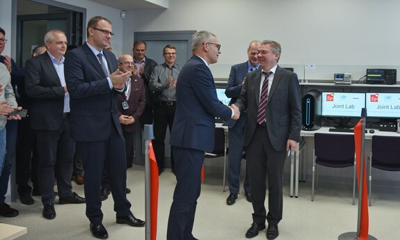 Pogłębianie partnerskiej współpracy pomiędzy IHP i UZ – otwarcie nowego laboratorium