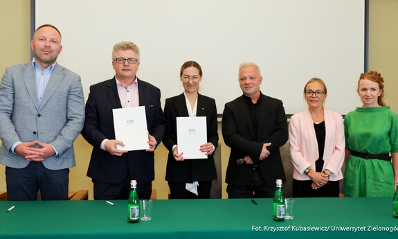 Gdy sztuka spotka się z przemysłem – UZ zwiększa zakres współpracy z firmą SWISS KRONO