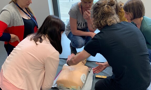 Pracownicy Biblioteki Uniwersyteckiej przeszkoleni z resuscytacji krążeniowo-oddechowej z użyciem AED