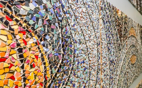 Płynące słońca na ścianie UZ