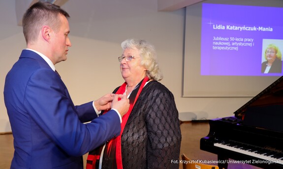 Dr hab. Lidia Kataryńczuk-Mania, prof. UZ uhonorowana Medalem „Gloria Artis”